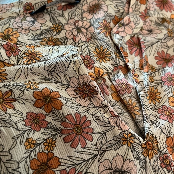 3/$10 ☀️ Denver Hayes Eylet Cap Sleeve Blouse - Picture 3 of 6